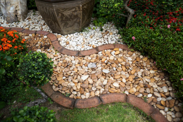 Batu kerikil sebagai aksen di sekitar taman